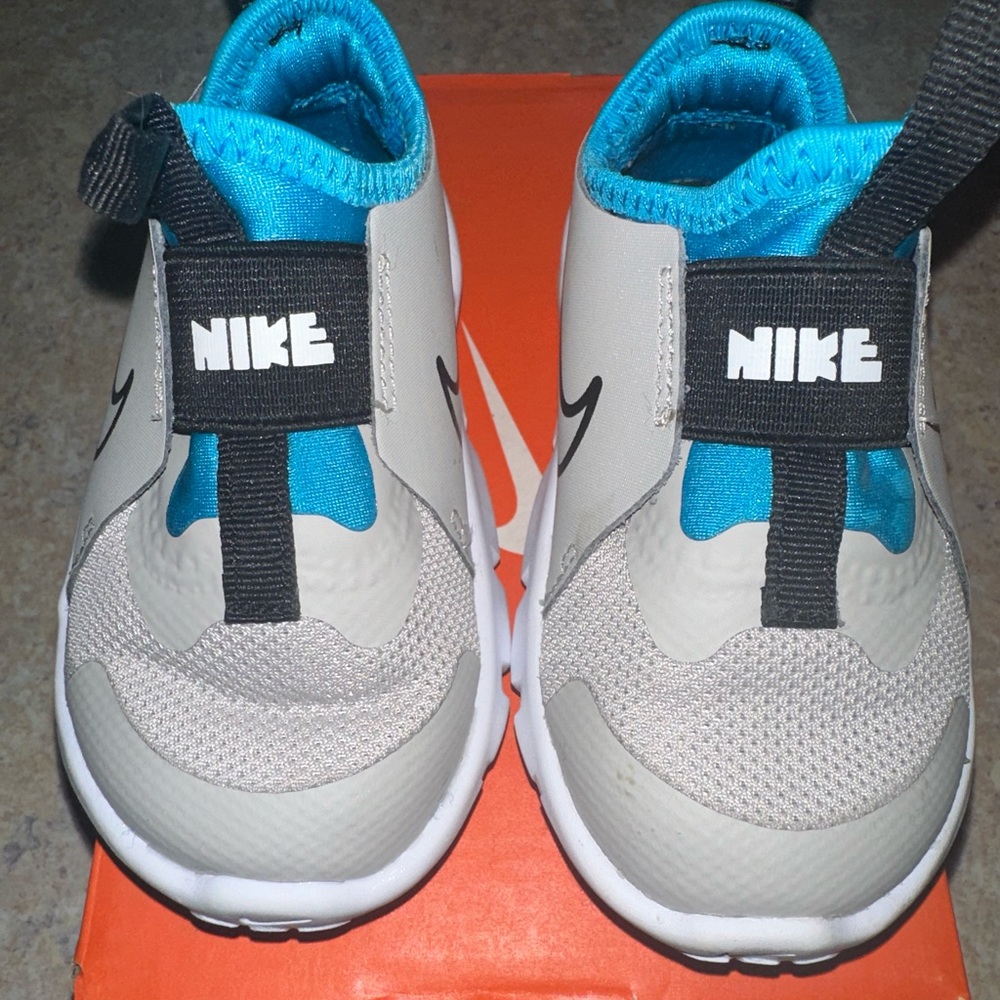 Nike Flex Runner 2 size 6c